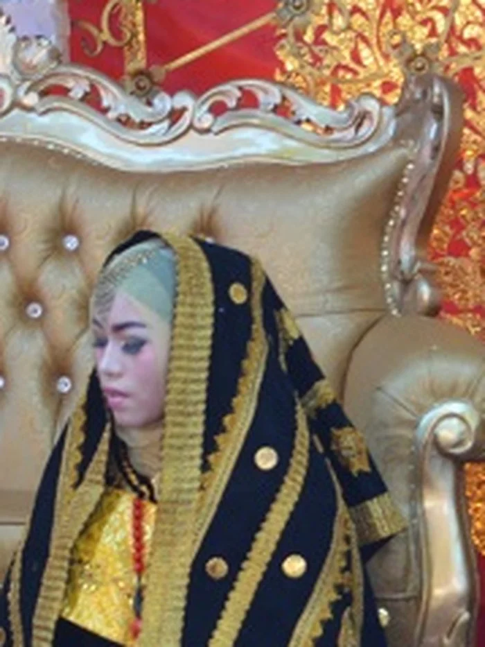 Pengantin di pelaminan setelah akad nikah