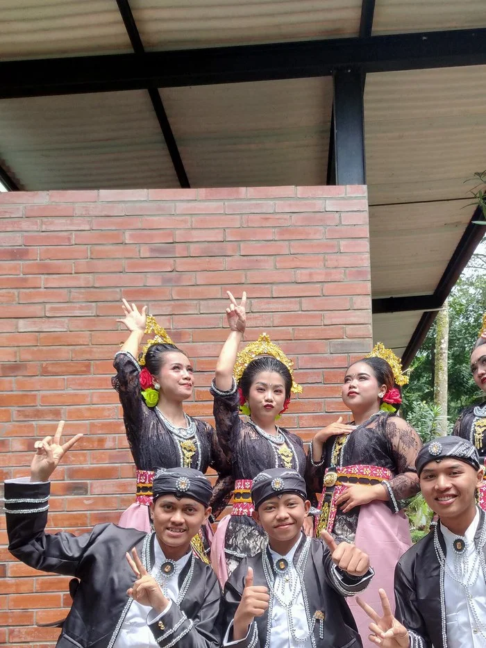 Penari tradisional Indonesia dalam riasan panggung