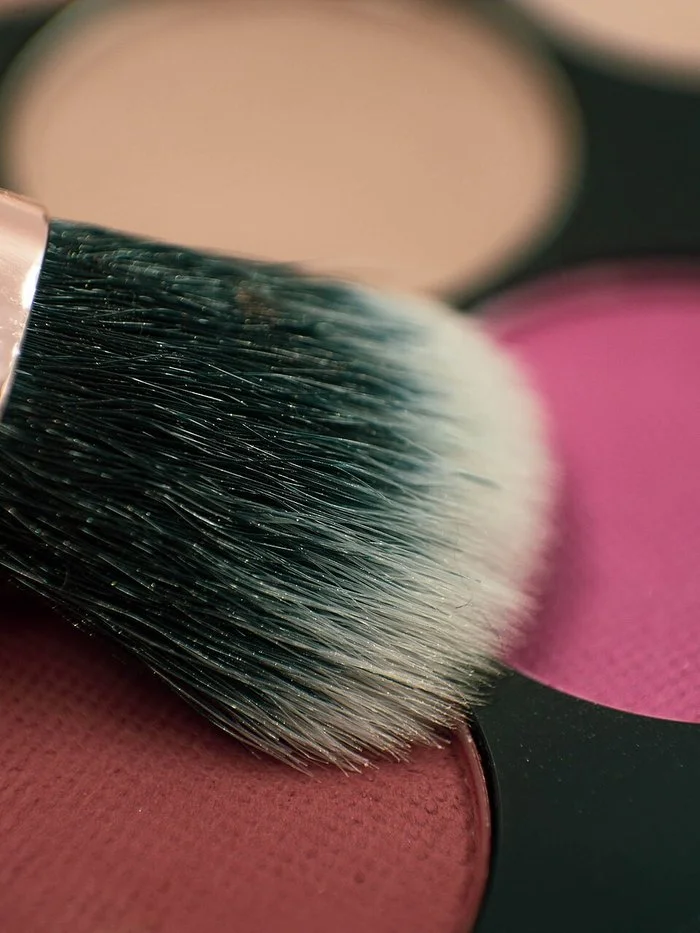 Detail aplikasi eyeshadow dengan kuas
